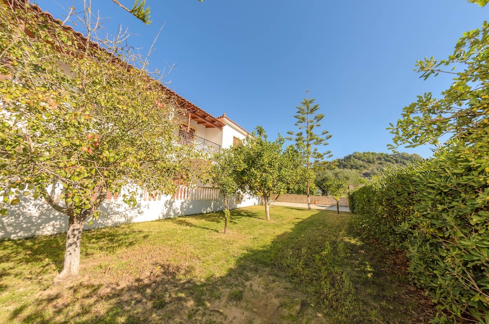 Kiki Studios & Apartments