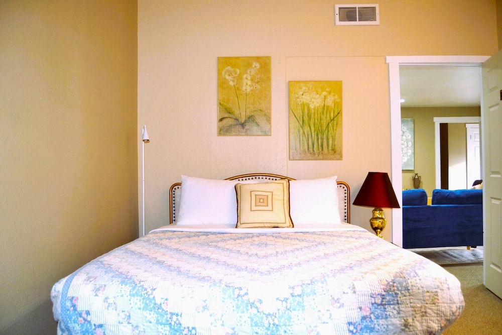 Room-cozy Nest Near UND Campus