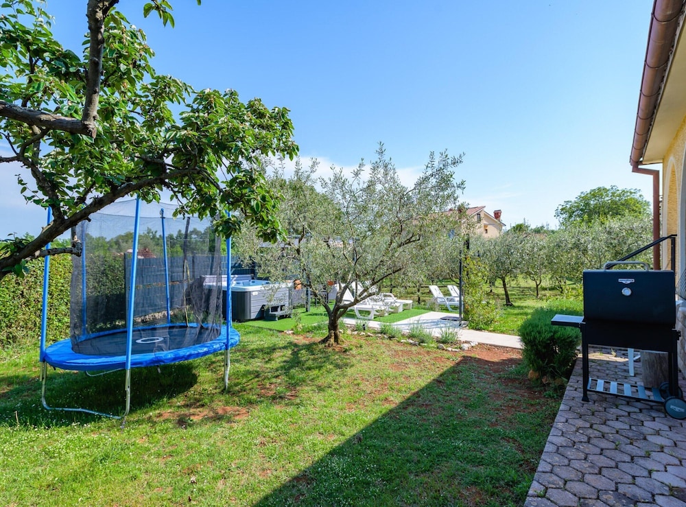 Spacious Apartment With Garden