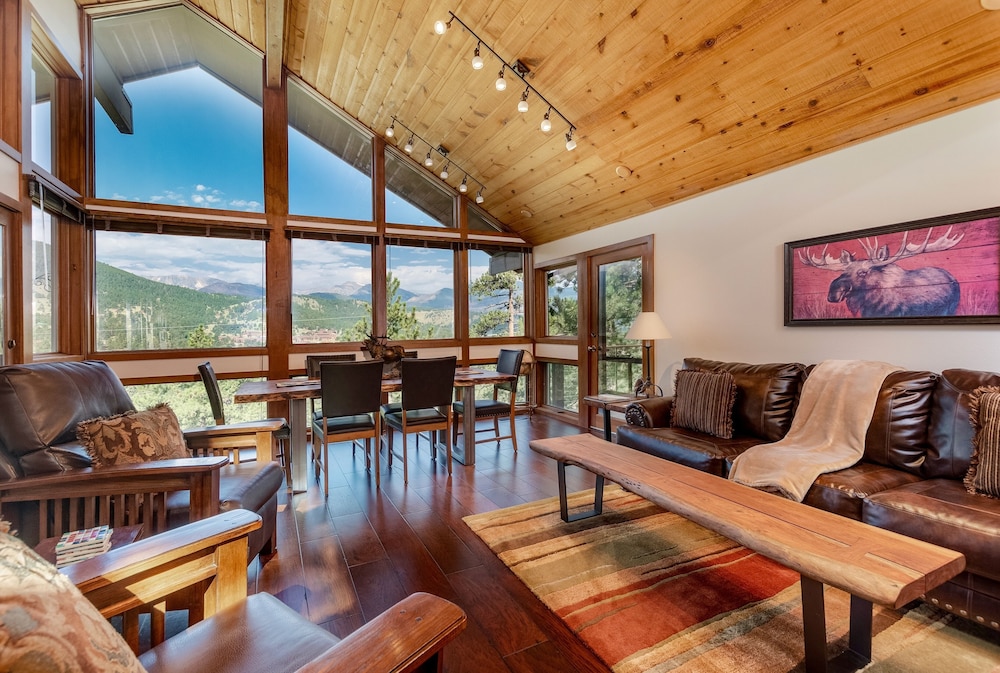 Herondale Luxury Vacation  At Windcliff 3 Bedroom Home by RedAwning