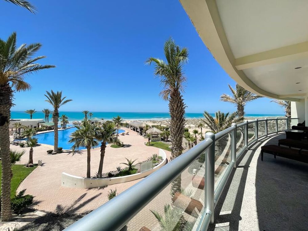 Beachfront Condo With Pools Beach Access