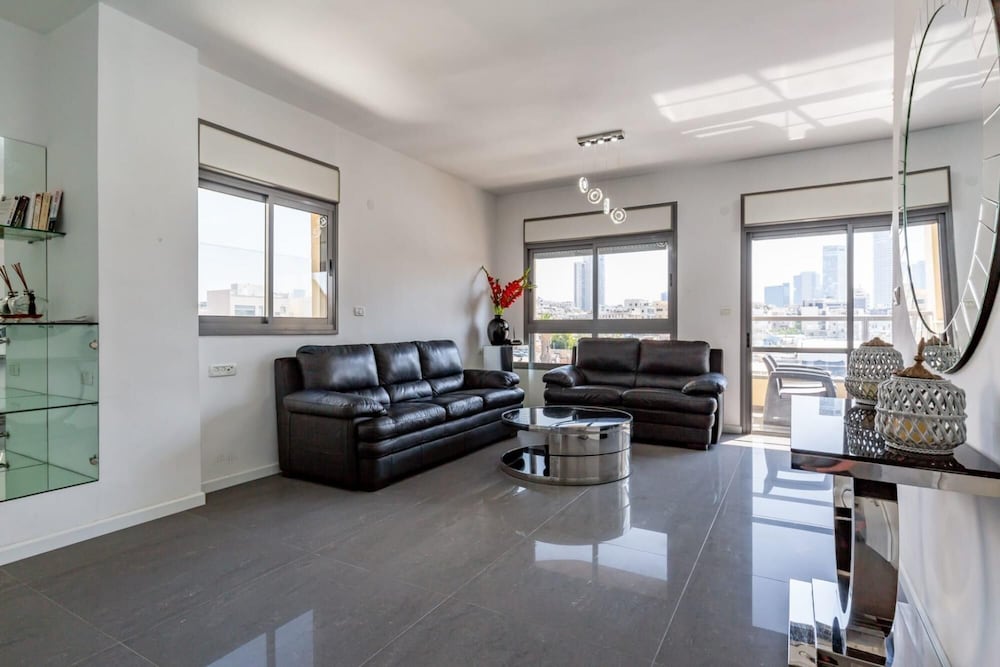 Hakovshim Miroir in Tel Aviv-yafo view 4