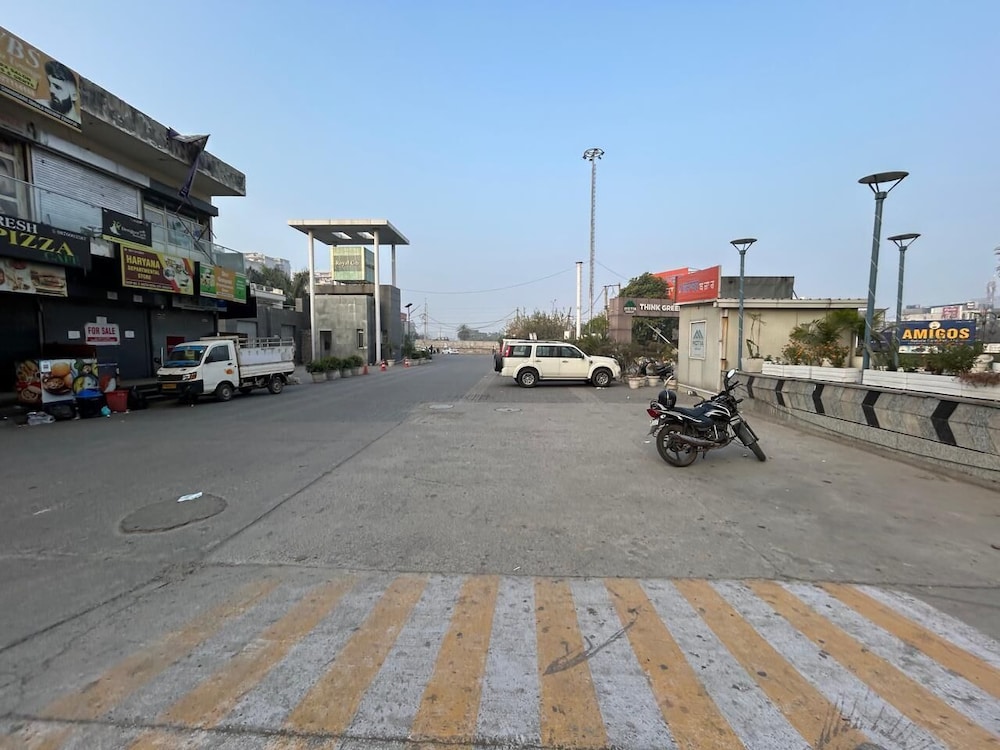 Spacious 1bhk for 6 Guests King & Sofa Beds Zirakpur,chandigarh,mohali,tricity