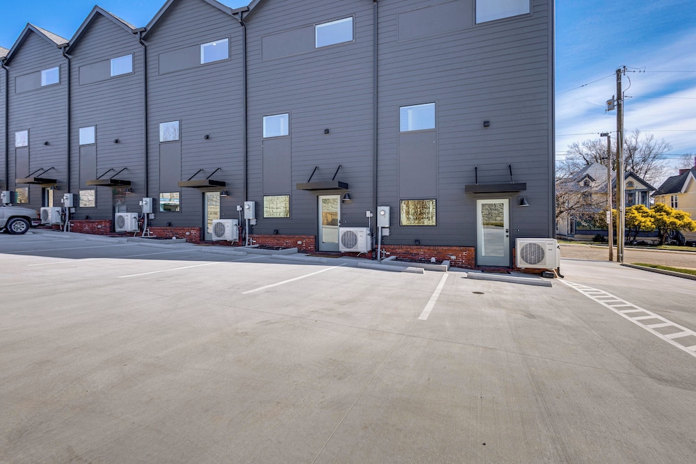 < 2 Mi to Dtwn: Modern Townhome in Knoxville
