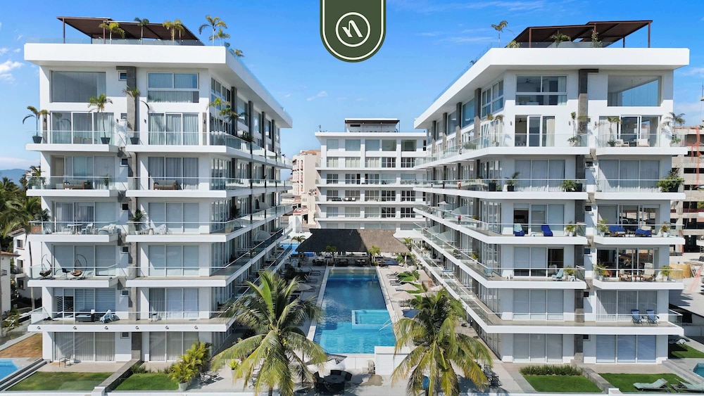 Tropical 2 BR Retreat - Close to the Beach - Pool