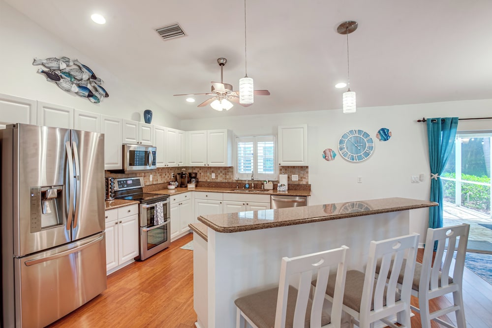 Game Room & Hot Tub: Easy Cape Coral Adventures