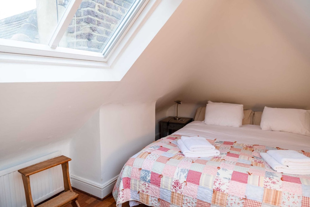 Character Cottage In Historic Hampstead