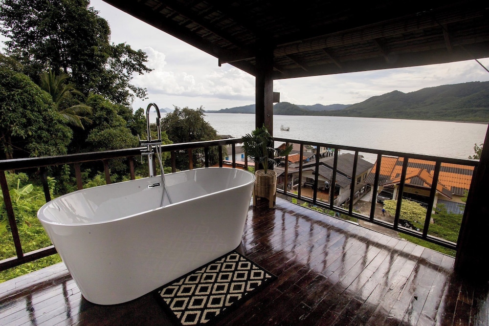 Baan Lhong View Lay