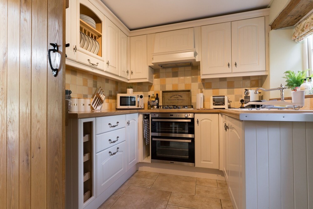 Stunning 2 Bed Cottage in Fordwells view 4
