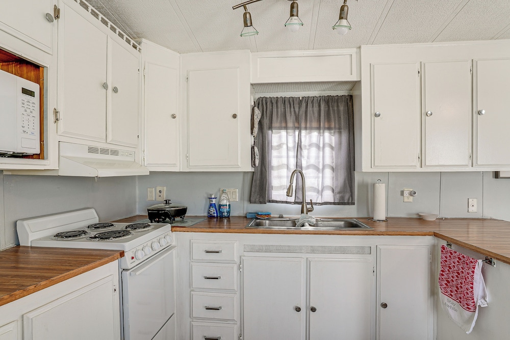 Davenport Couple's Retreat w/ Resort Perks!