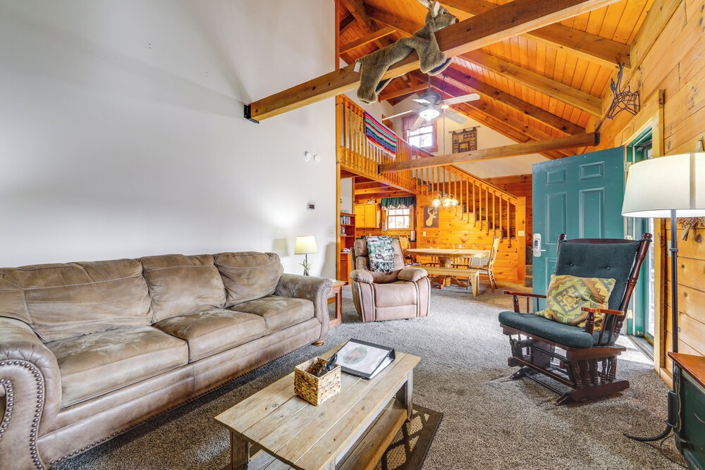 Family Log Cabin w/ Mtn Views, 2 Mi to Tube World!