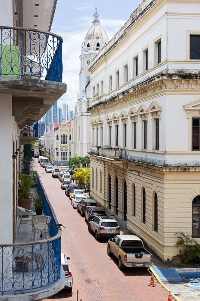 The Gentleman by Acomodo Casco Viejo