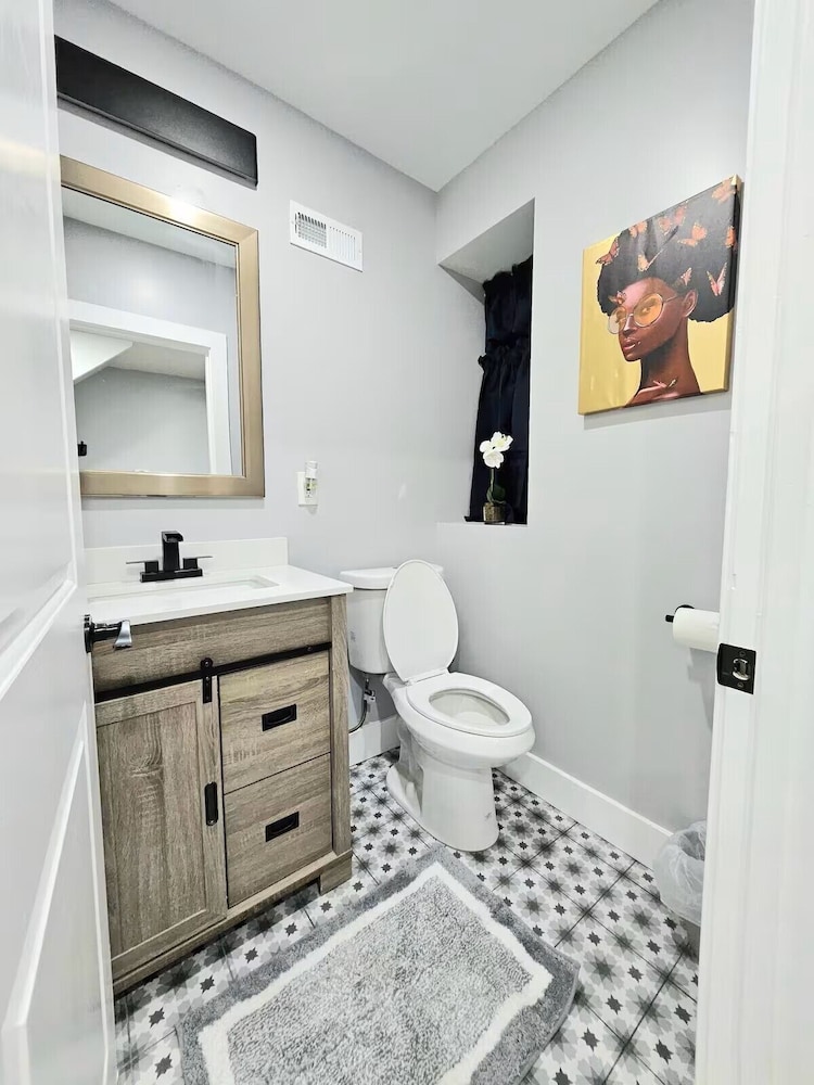 Cozy Home near City Center with Hot tub