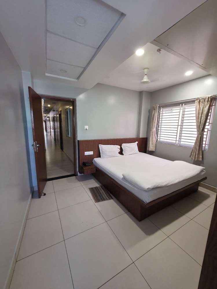 Shree Dham Palace