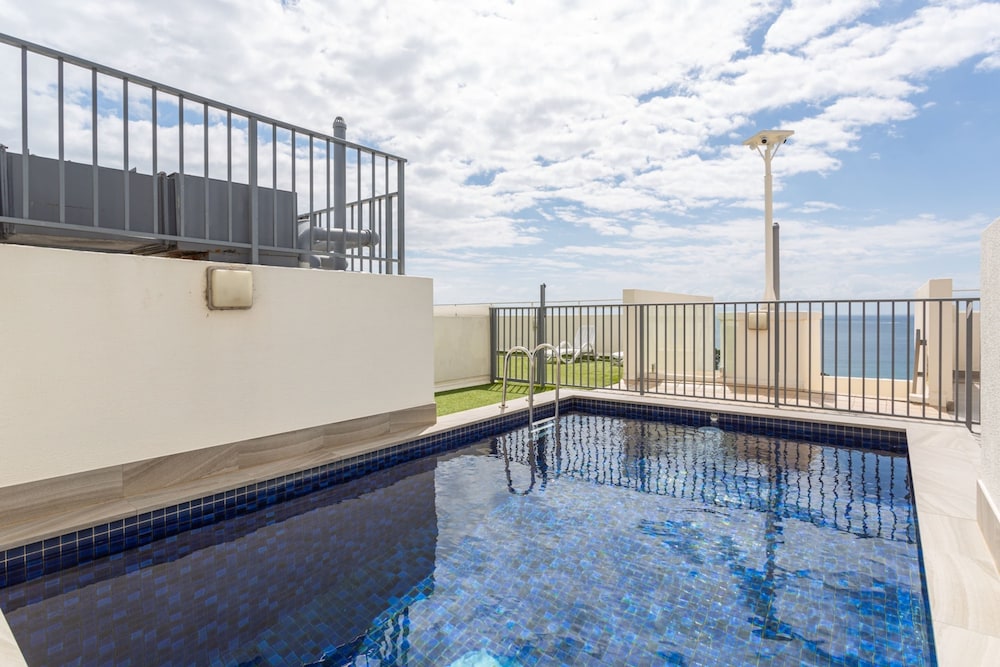 Modern Manly Apartment With Stunning Views, Pool