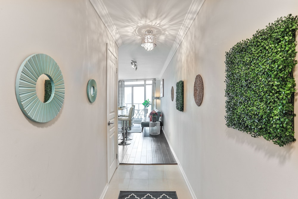 Lively Urban Condo in Old Toronto - Image 3