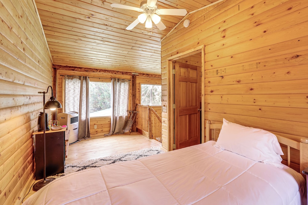 Private Hot Tub & Fire Pit: Pine Cabin Near Hiking