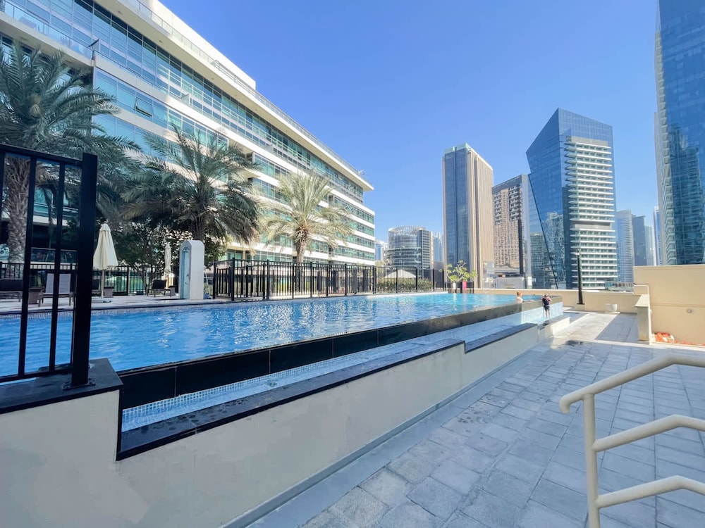 Elegant 1-bedroom Apartment for 4 in Dubai Marina