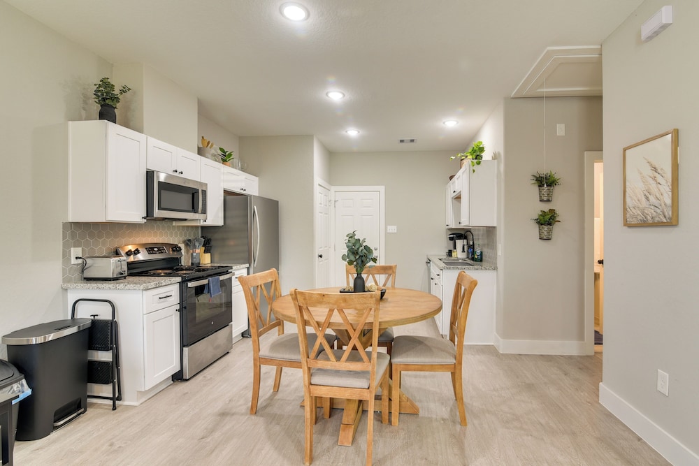 Patio & Fenced Yard: Home Close to Dtwn Houston!