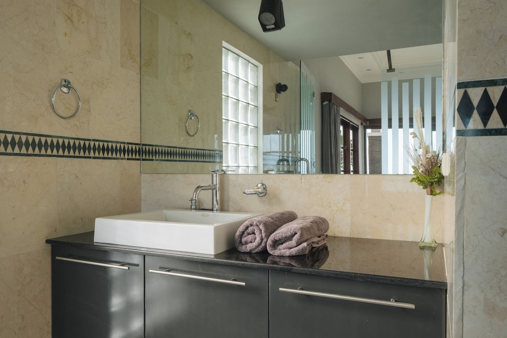Blue Marlin 6-BR Villa Singaraja Bali