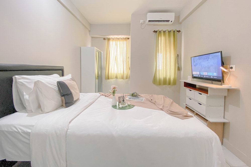 Cozy and Well Furnished Studio Grand Kamala Lagoon Apartment