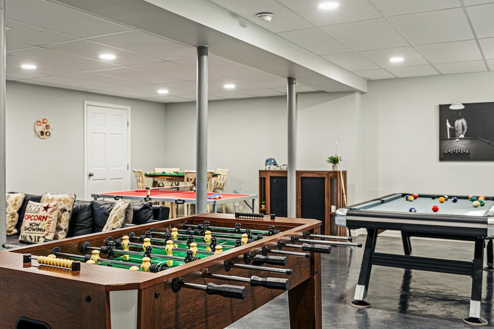 Laker s Pointe by Avantstay Lakefront Private Peninsula Hot Tub Game Room