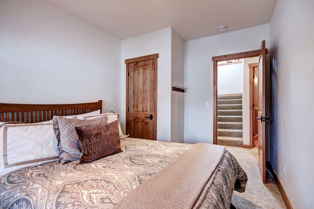 Pine Needle Lodge 5 Bedroom Home by RedAwning
