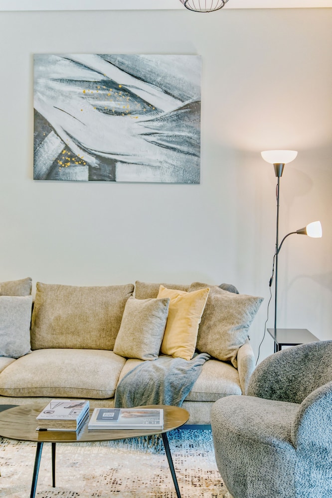 PVH - Contemporary 2BR - Aykon Tower C