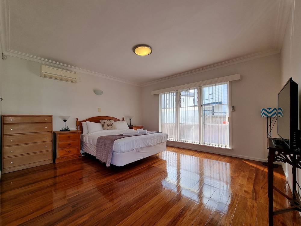 Cosy Unit by Airport - Heat Pump - WIFI view 5