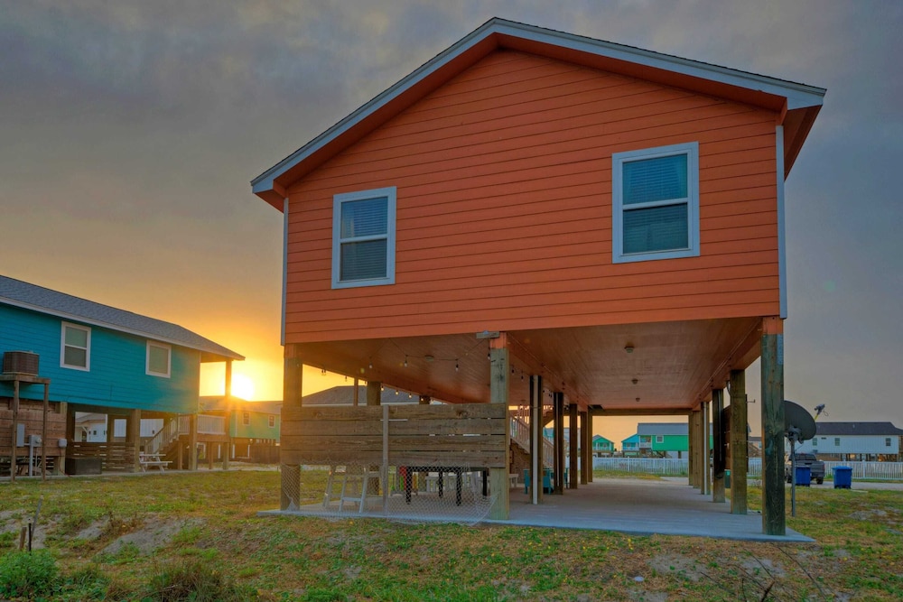 Port A Getaway Games, Grill, Close to Beach Sandy Feet Retreat by Avantstay