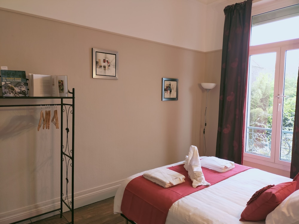 La Maison Bleue en Roubaix — hotel room