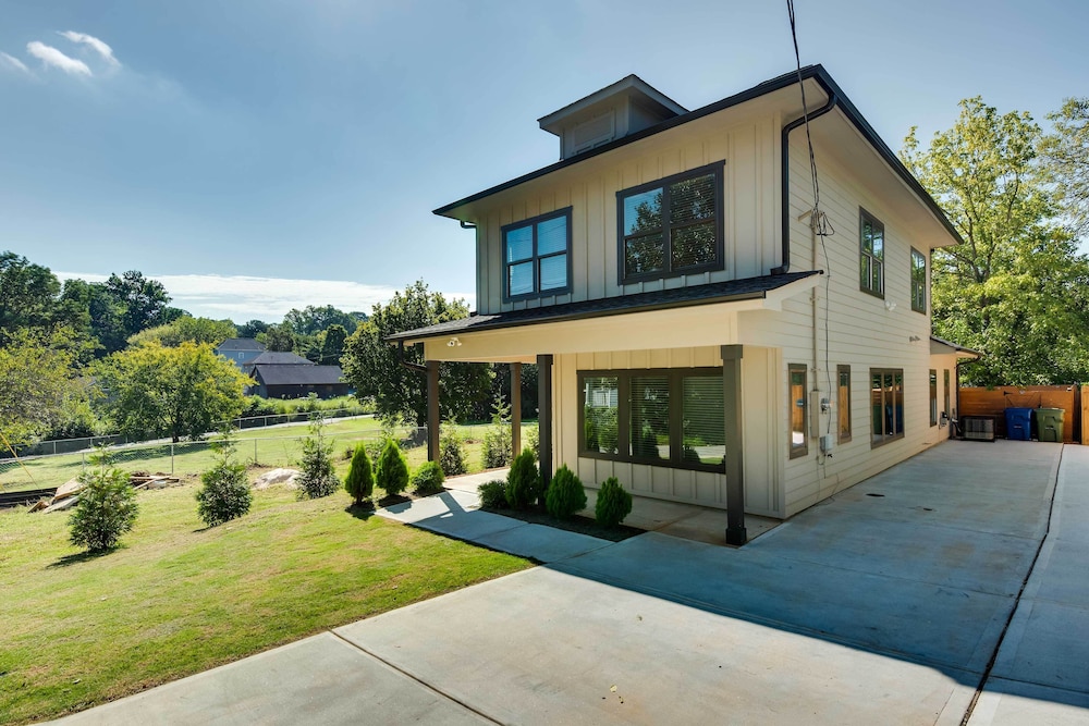 Luxury Smart Home: 2 Miles to Downtown Atlanta! view 5
