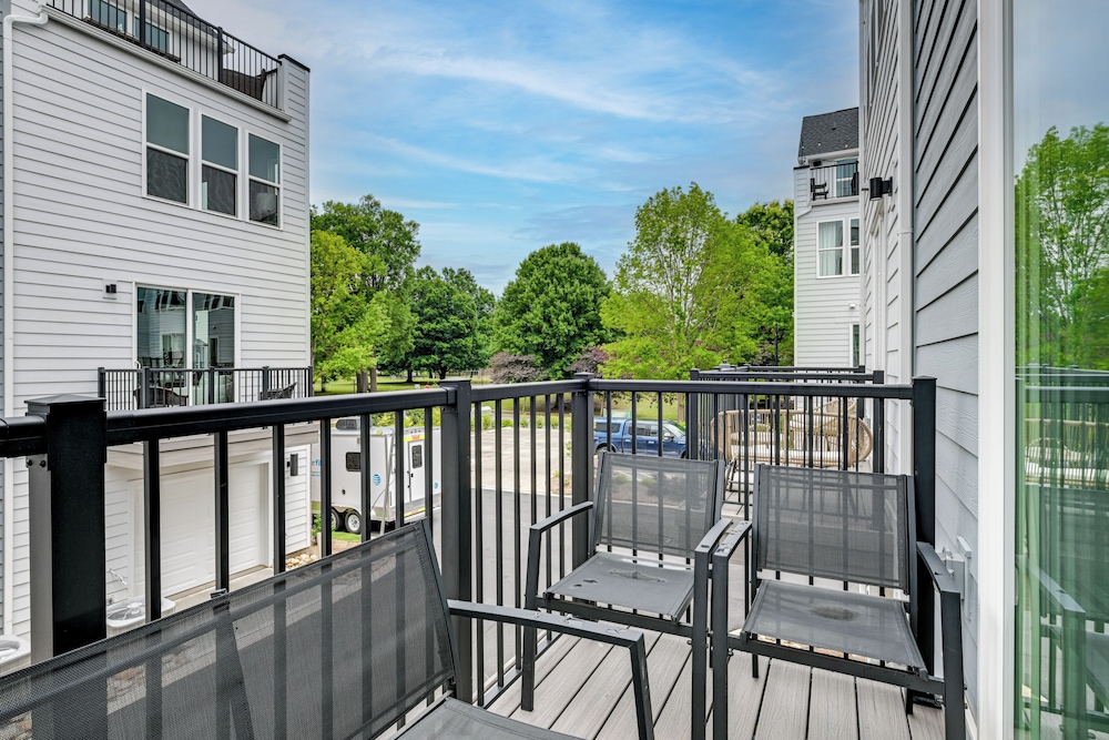2 Mi to Uptown Charlotte: Family Townhome!