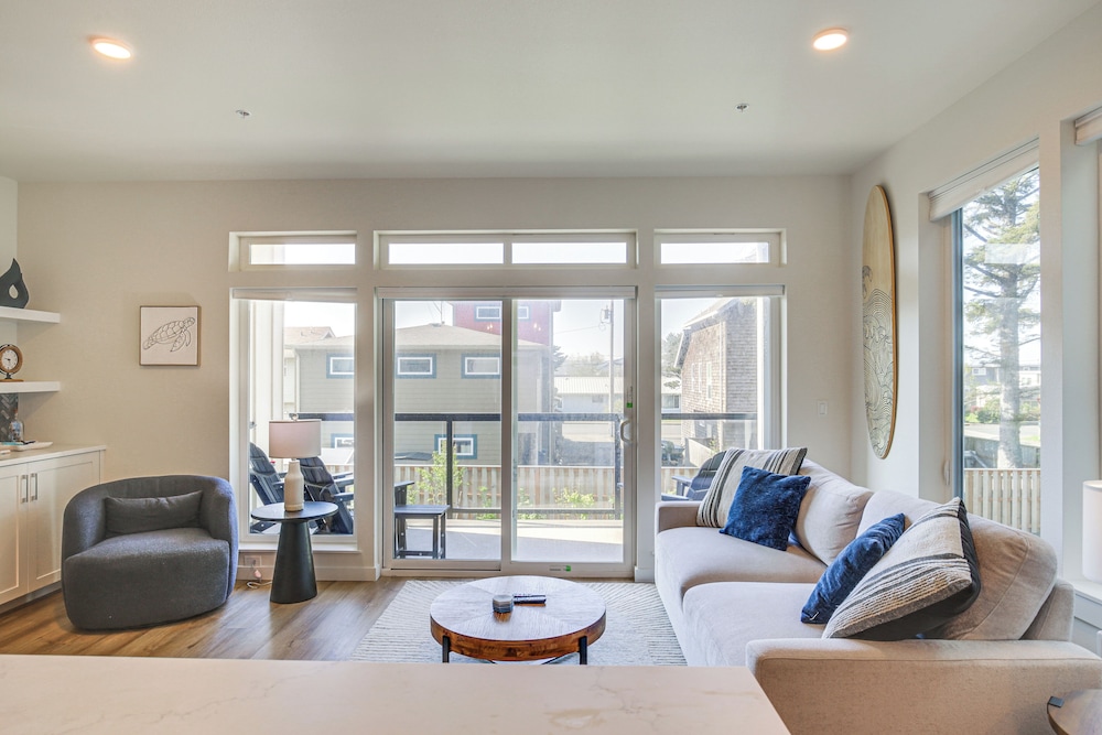 Walk to Beaches: Modern Townhome in Lincoln City!