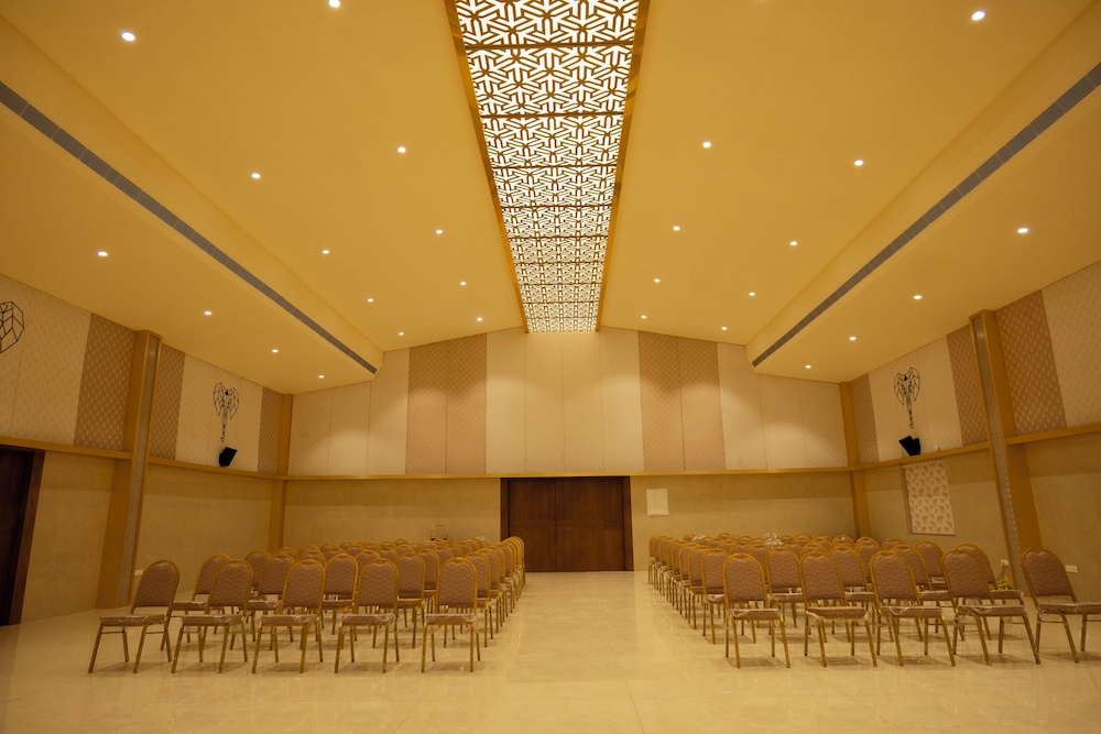 Tuskers Hill Banquets by Poppys