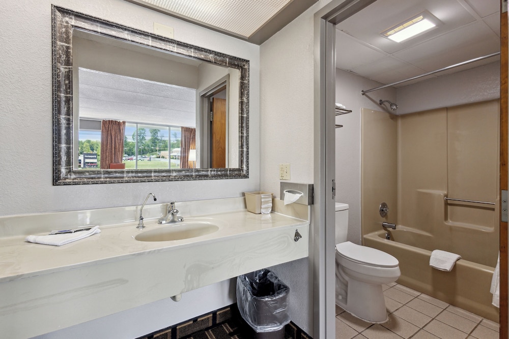 Relax inn by OYO Greeneville Near Hwy US-321