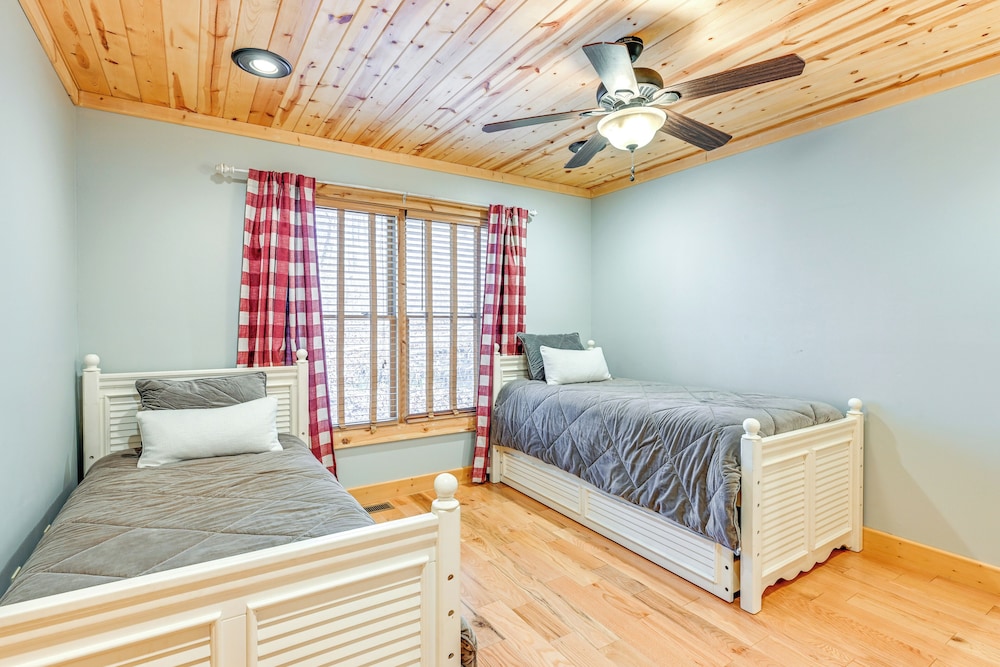13 Mi to Cashiers: Cabin w/ Wraparound Porch!