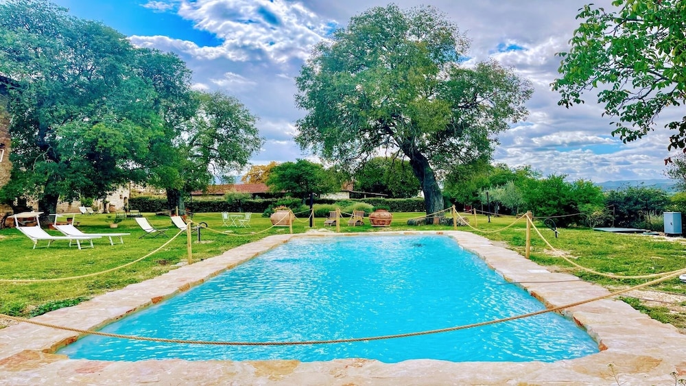 Open Pool Villa in Italy - Spoleto Umbria - Property Image 17