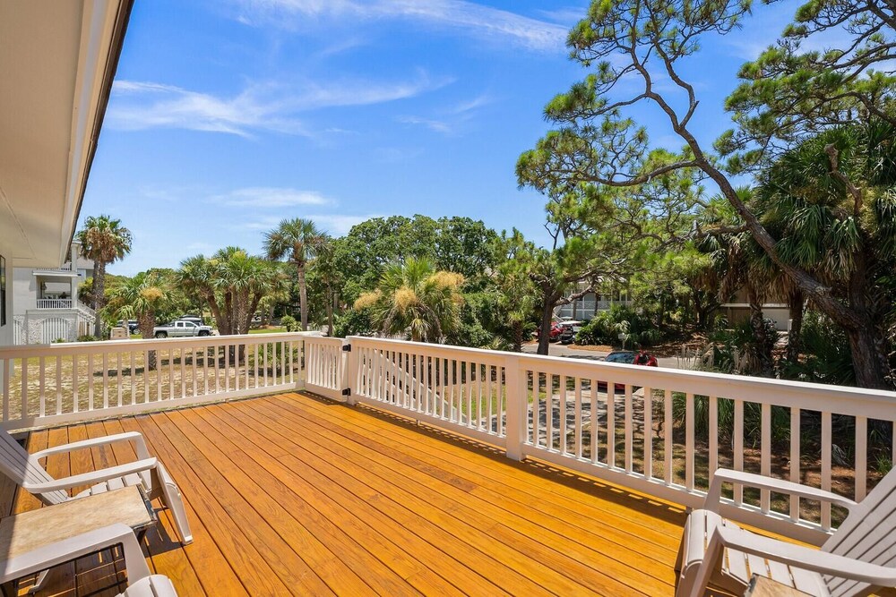 Coastal Charm With Canal Views - 419 Tarpon Blvd, Fripp Island