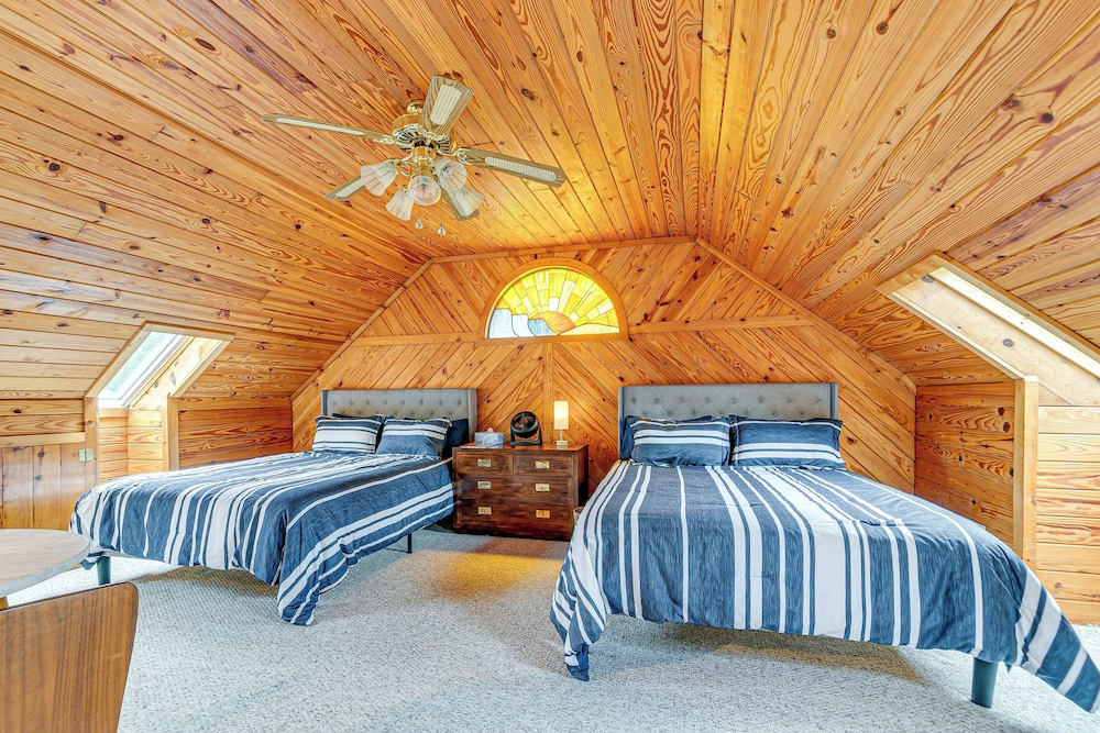 Hyco Lake Escape w/ Deck & Dock: Families Welcome!