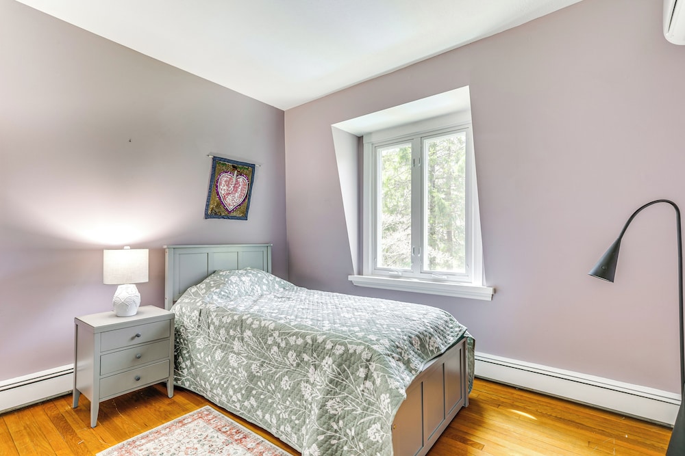 3 Mi to Cape Cod Bay: Marshfield Home w/ Balcony!