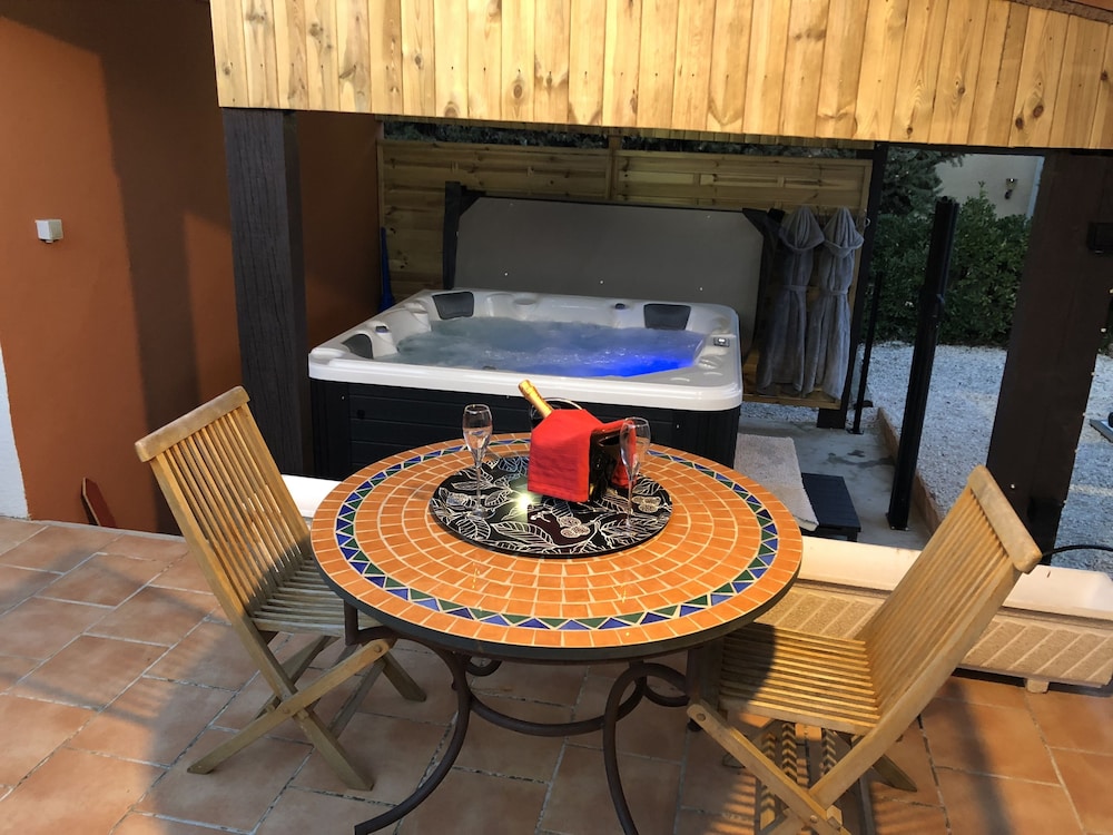 La chambre des Onglous view 3