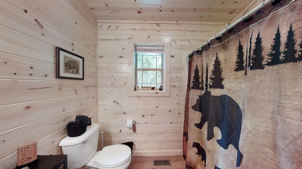Cozy Bear Den 2 Bedroom Cabin by RedAwning view 4