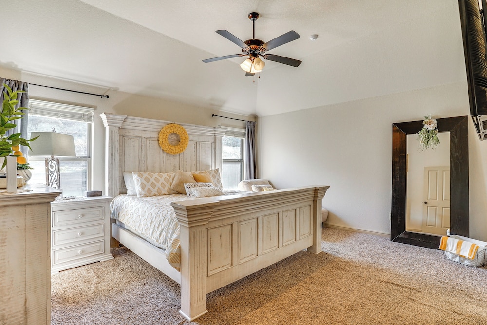 Charming Home w/ Chiminea in Weatherford!