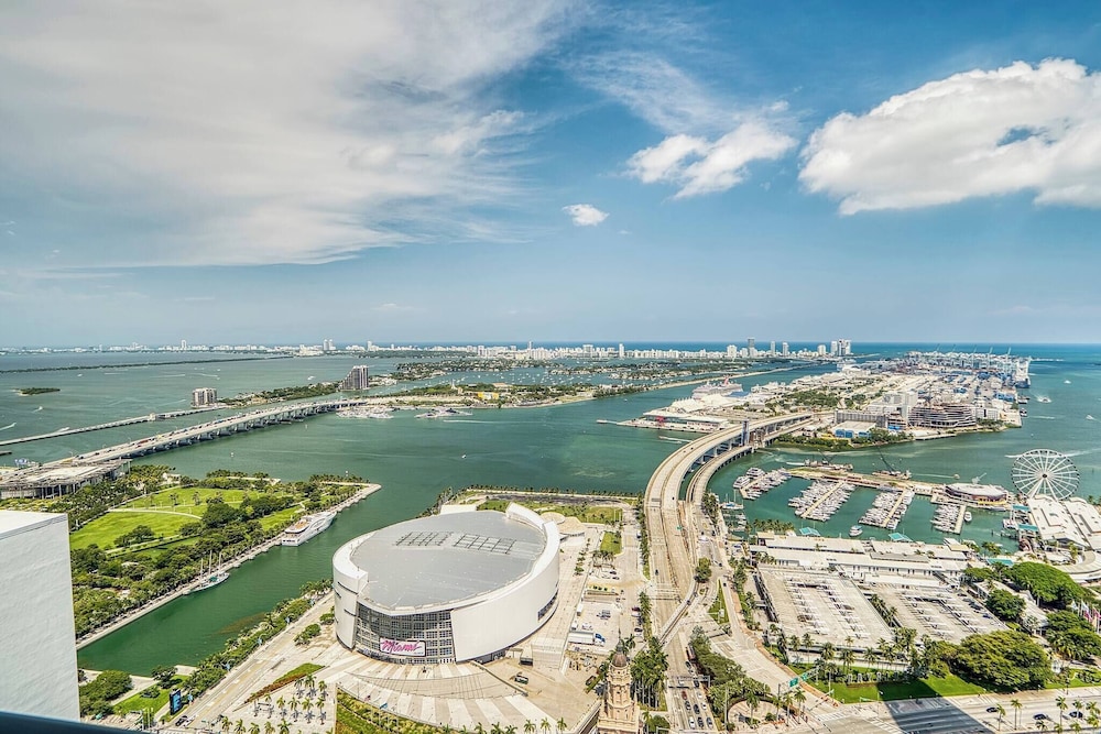 3BR Penthouse Direct, Stunning Water Views