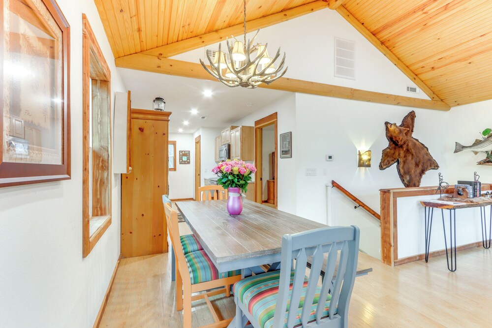 Cabin on Beaver Lake w/ Views & Furnished Deck!