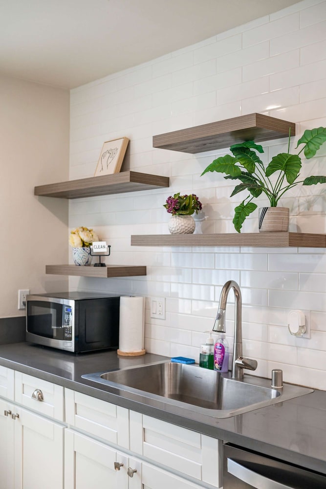 Stylish Home w Free Parking Near LA Hotspots 8