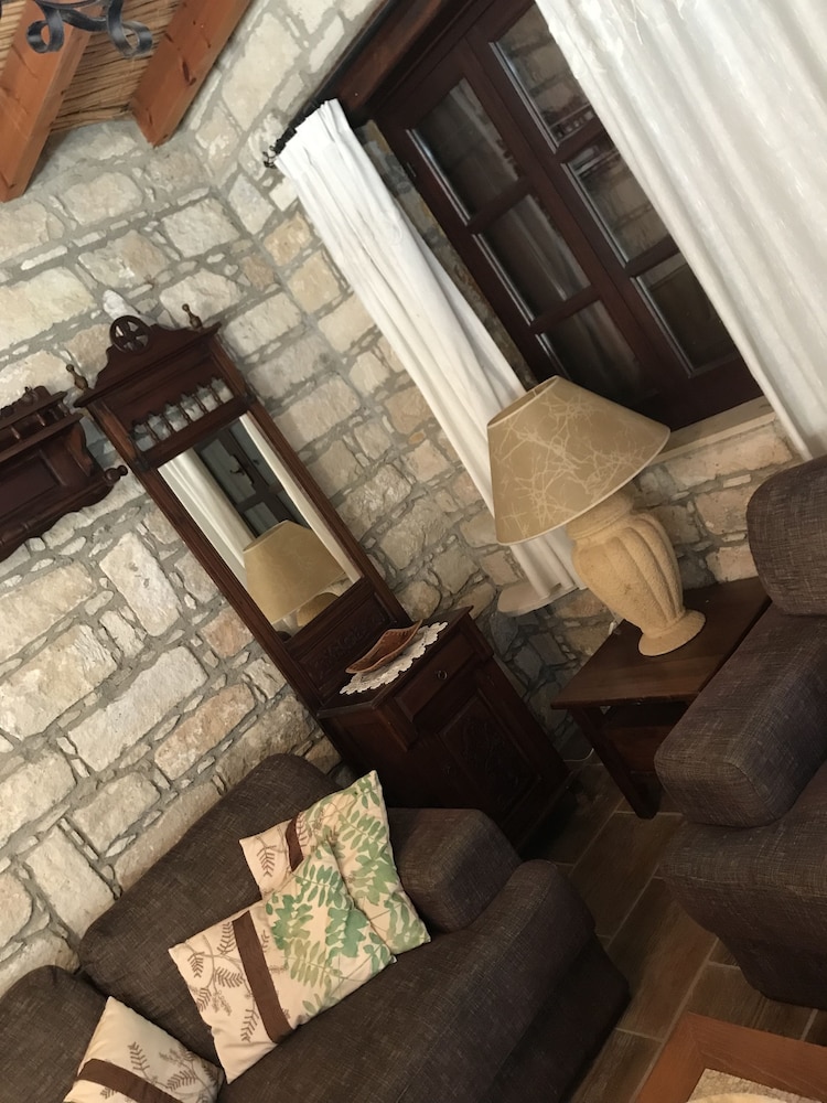 De Michanna Properties