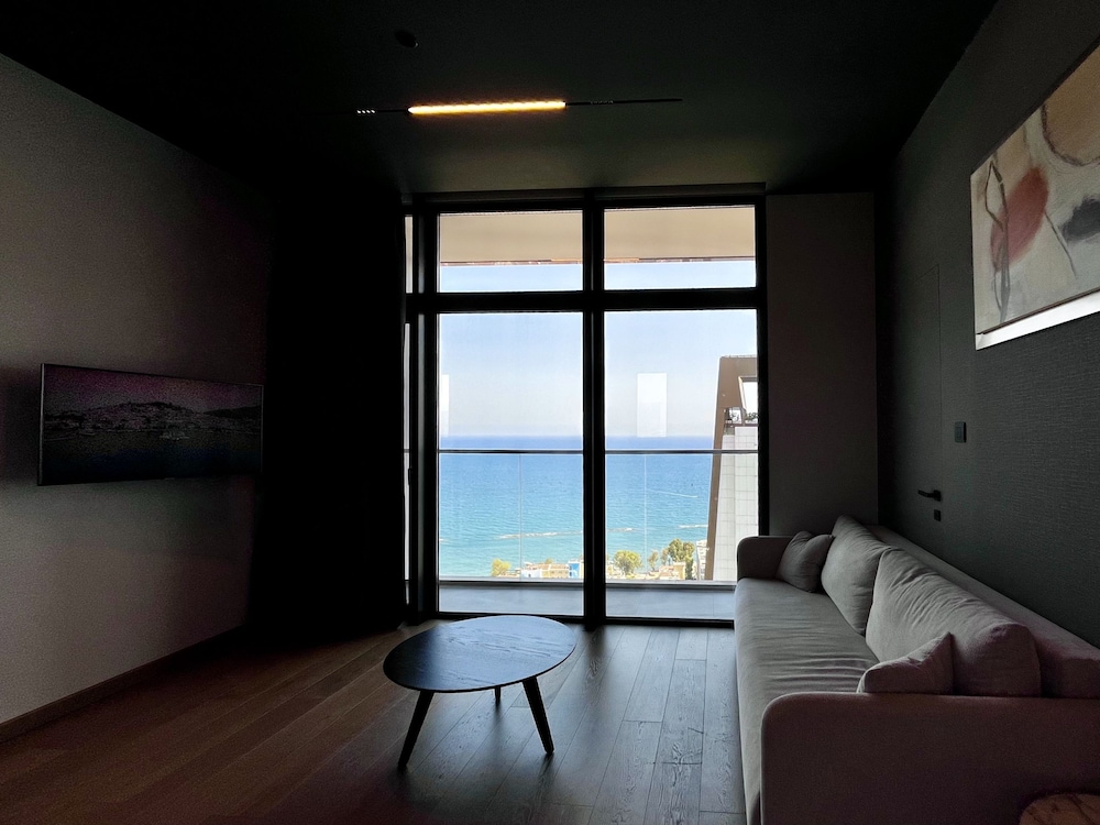 128 LIM - 2006 Stay Only Tower Suite