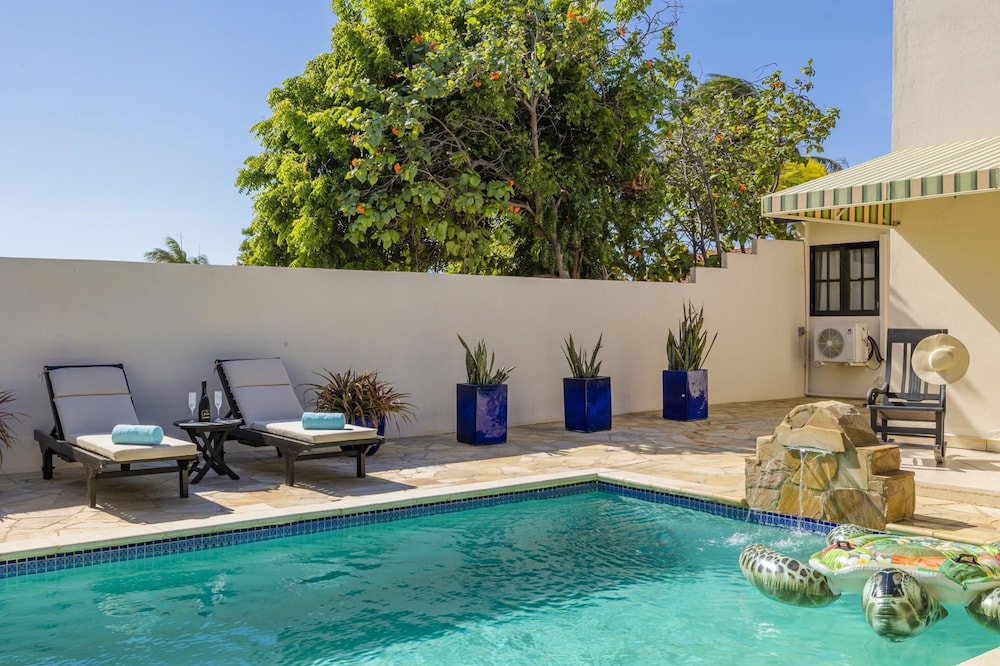 Luxurious Haven in the Heart of the Island Pool
